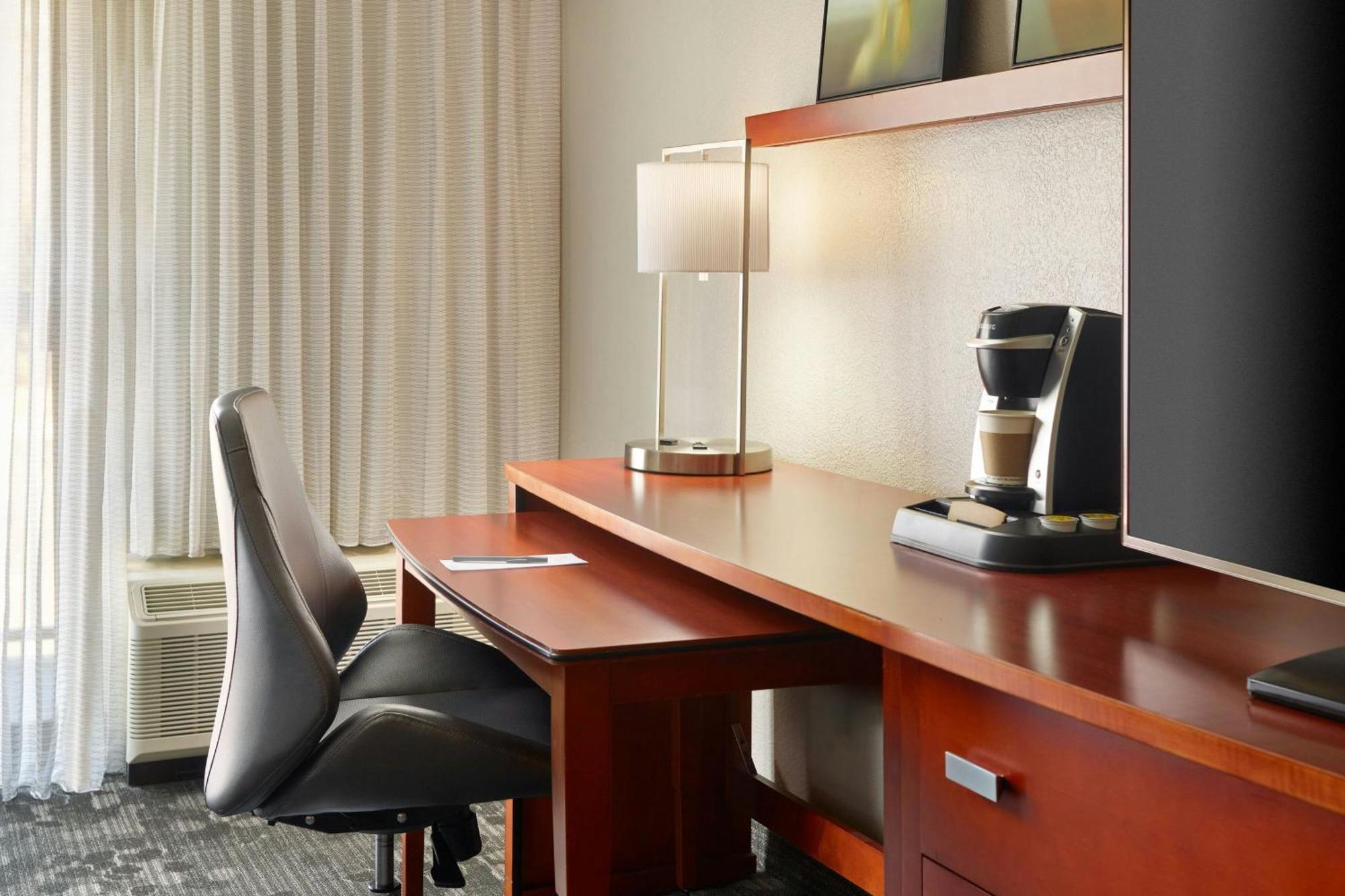 Courtyard By Marriott Atlanta Airport South/Sullivan Road Экстерьер фото