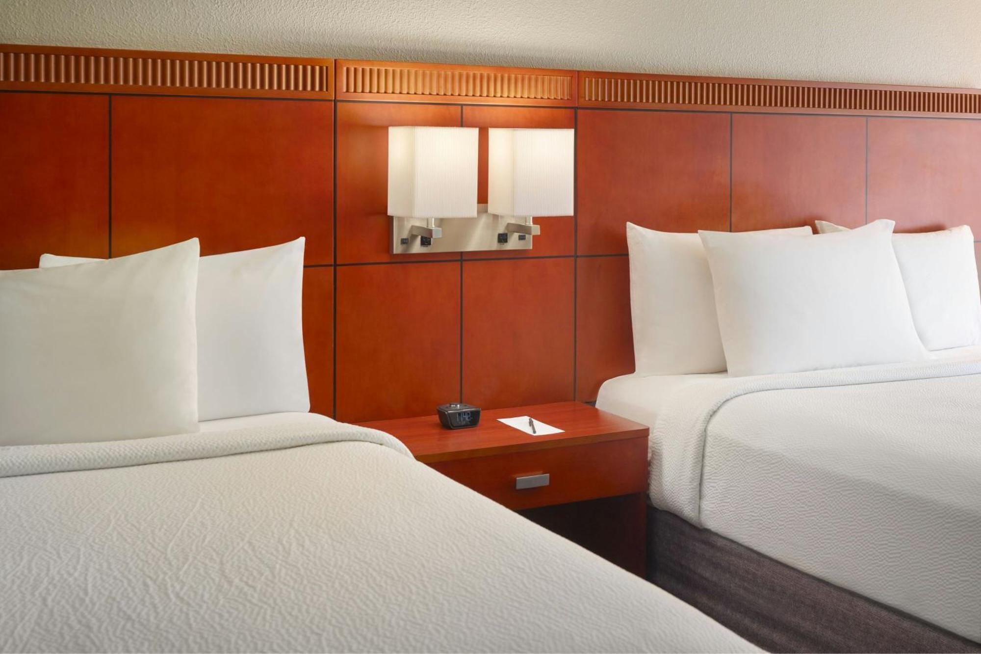 Courtyard By Marriott Atlanta Airport South/Sullivan Road Экстерьер фото