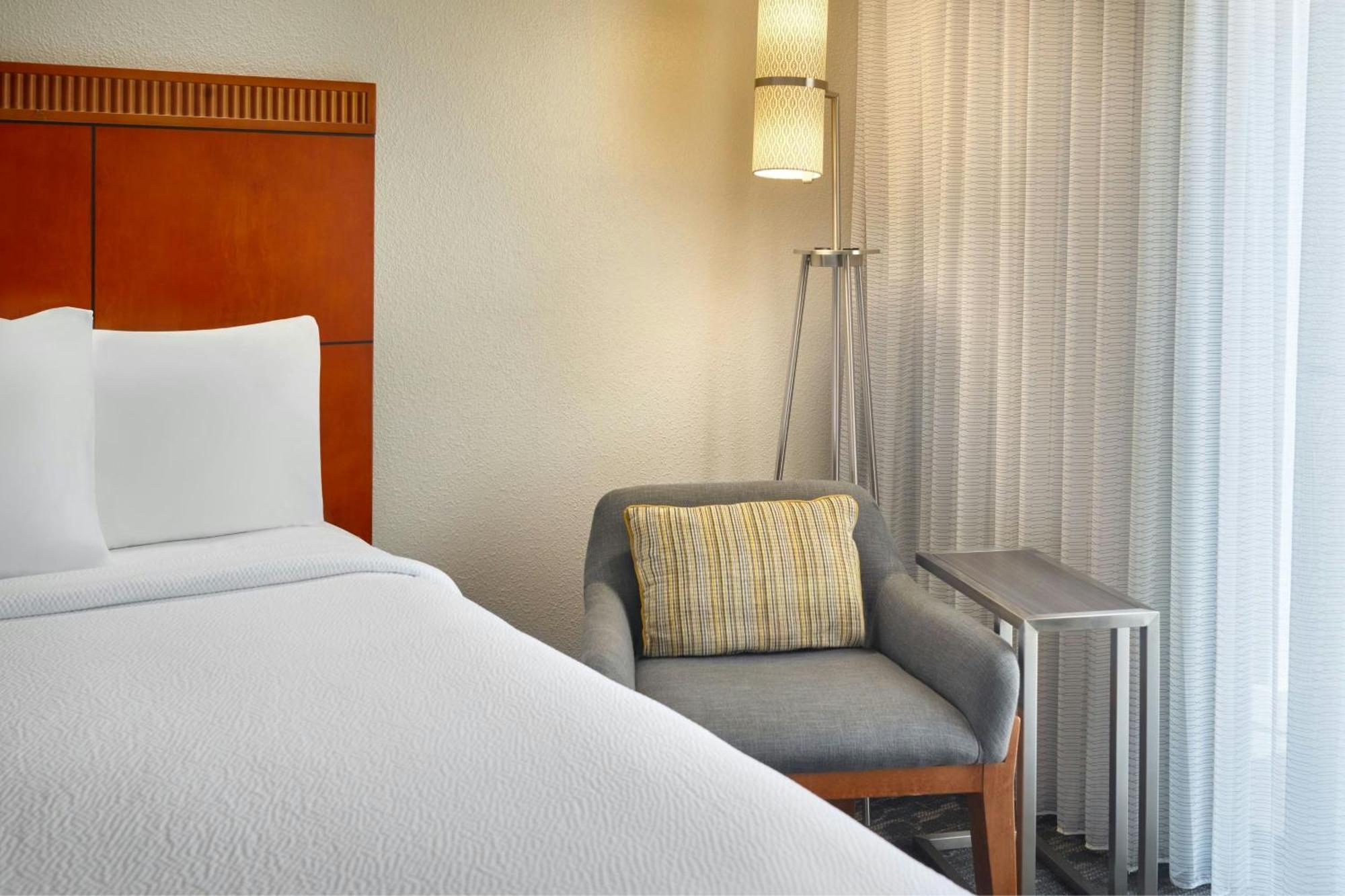 Courtyard By Marriott Atlanta Airport South/Sullivan Road Экстерьер фото