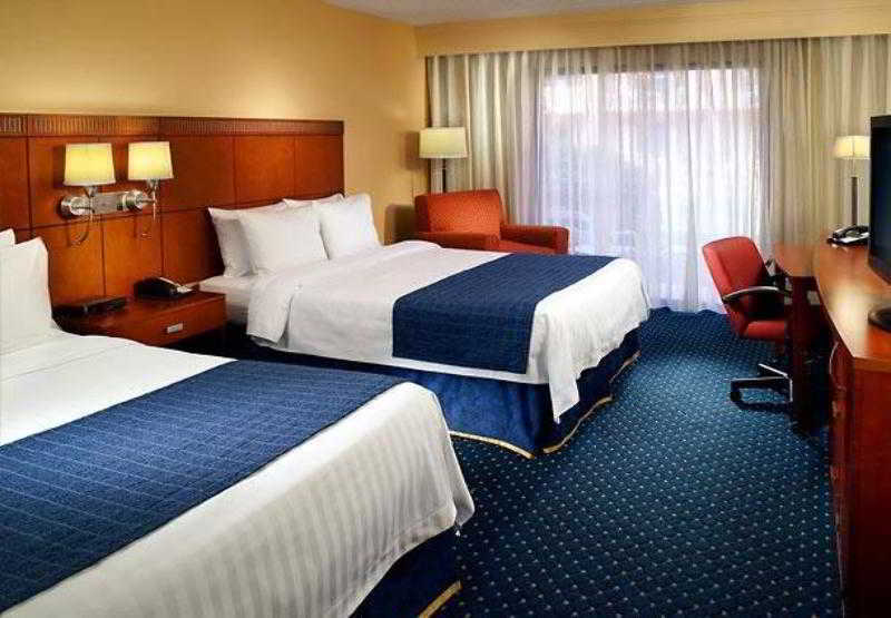 Courtyard By Marriott Atlanta Airport South/Sullivan Road Номер фото