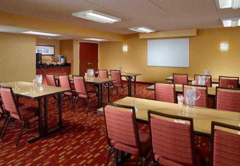 Courtyard By Marriott Atlanta Airport South/Sullivan Road Экстерьер фото
